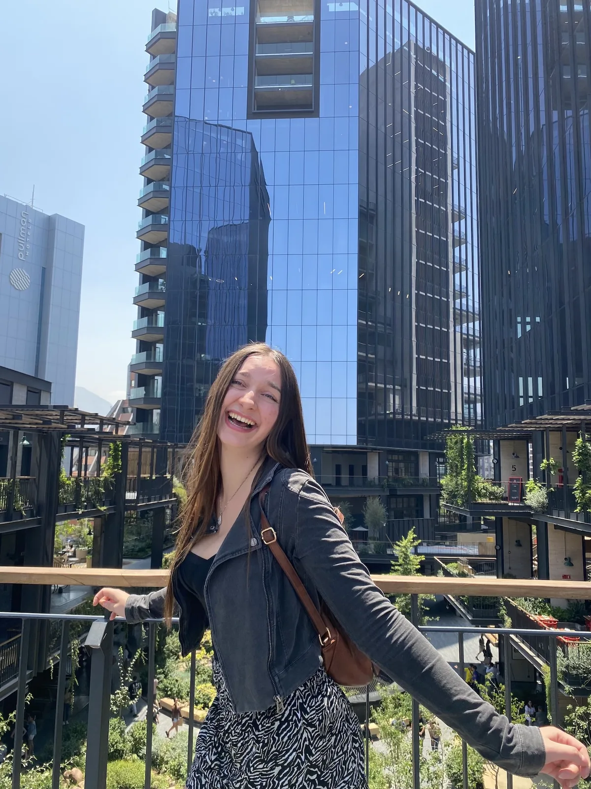 Maya Shanahan, estudiante de odontología, sonriendo expresivamente